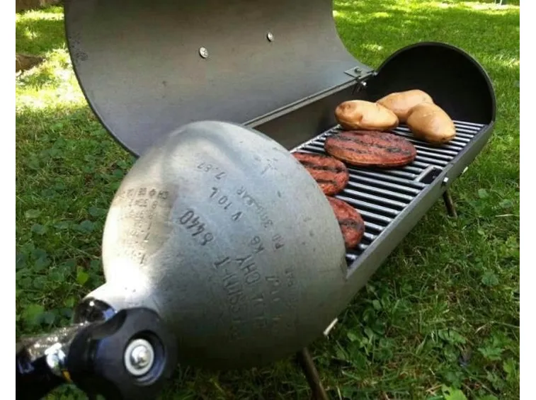 Barbecue costruito con una vecchia bombola del gas