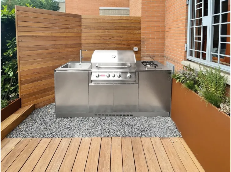 Modelli a gas e a pietra lavica: bruciatori, vaschetta e bombola (foto Barbecue OF Outdoor kitchens Via Nolfi Acciaio inox naturale 01)
