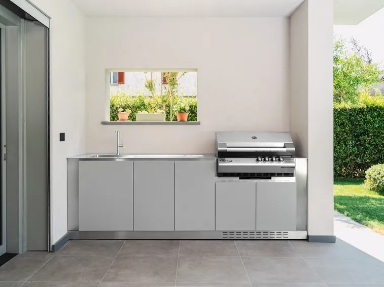 Coprire, sollevare e riporre: dove far passare l'inverno (foto Barbecue OF Outdoor kitchens Via Nolfi Acciaio inox laccato grigio)