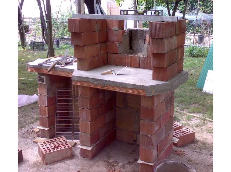 Un tipico barbecue in muratura