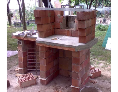 Costruzione barbecue in muratura