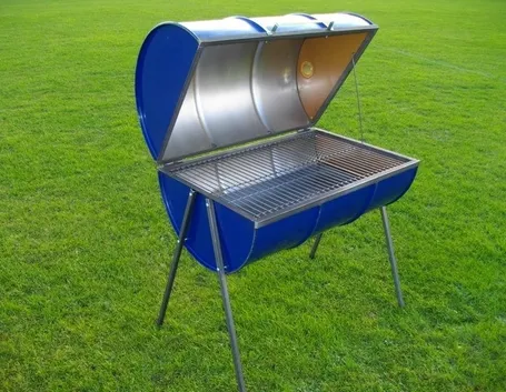 Barile aperto a metà per fare un barbecue