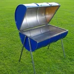 Barile aperto a metà per fare un barbecue
