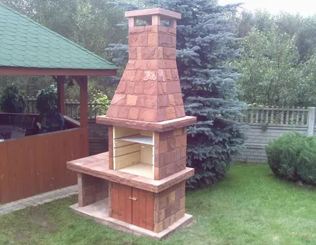 Un barbecue in muratura con cappa