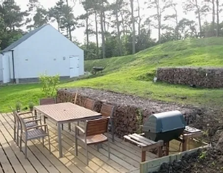 giardino con barbecue.