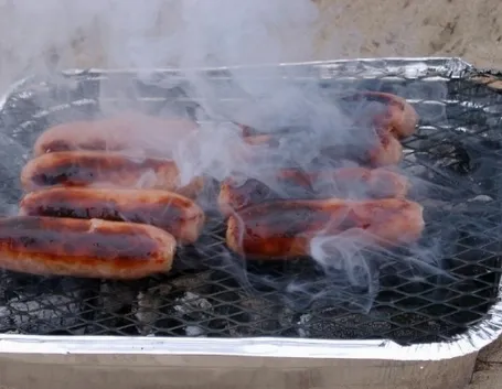 barbecue di salsicce.