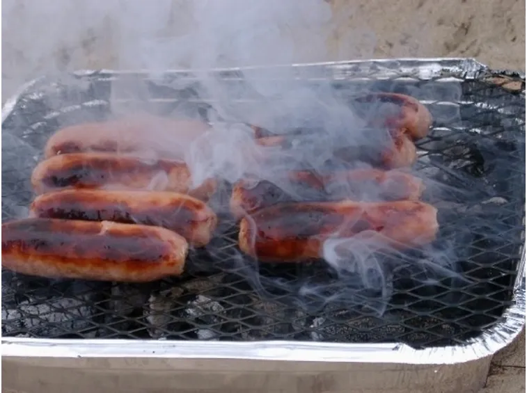 barbecue di salsicce.