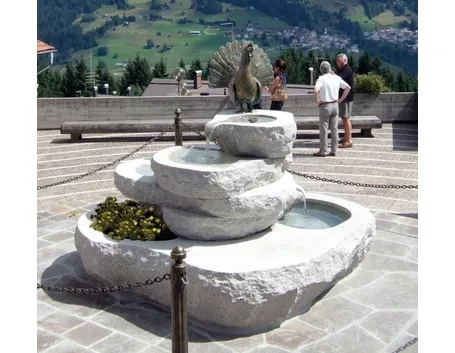 Moderna fontana in pietra da giardino