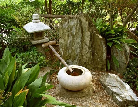 Fontana in un giardino zen