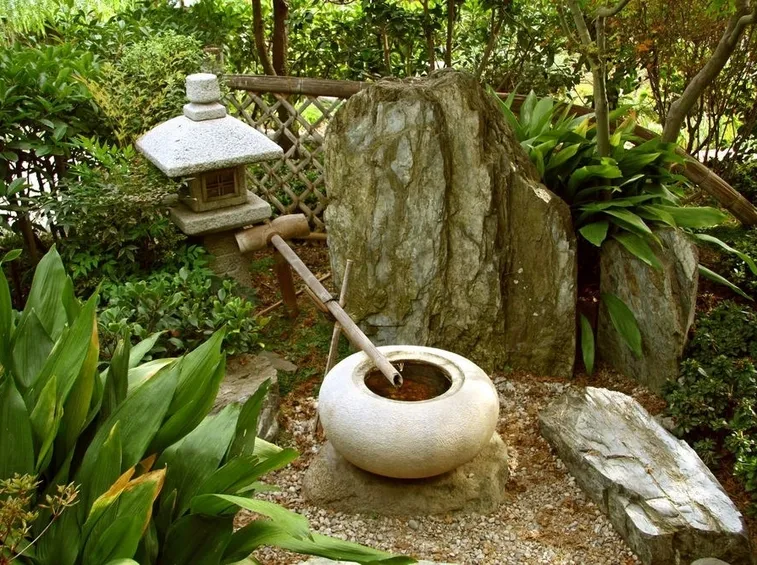 Fontana in un giardino zen