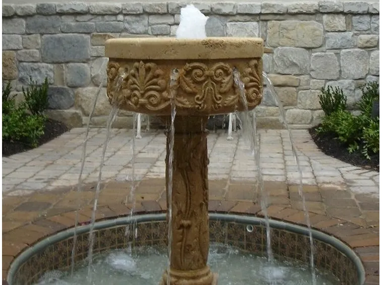 Fontana decorata in rilievo