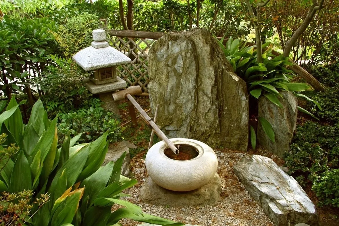Fontana in un giardino zen