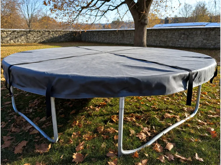 Trampolino lasciato in giardino: copertura, ancoraggio e neve