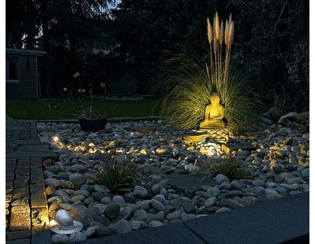 Faretti in giardino di pietre