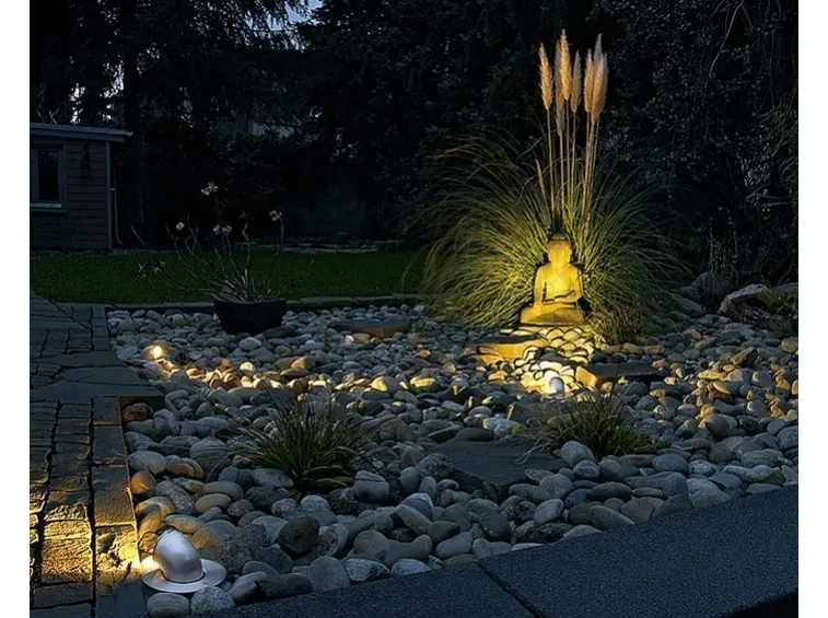 Faretti in giardino di pietre