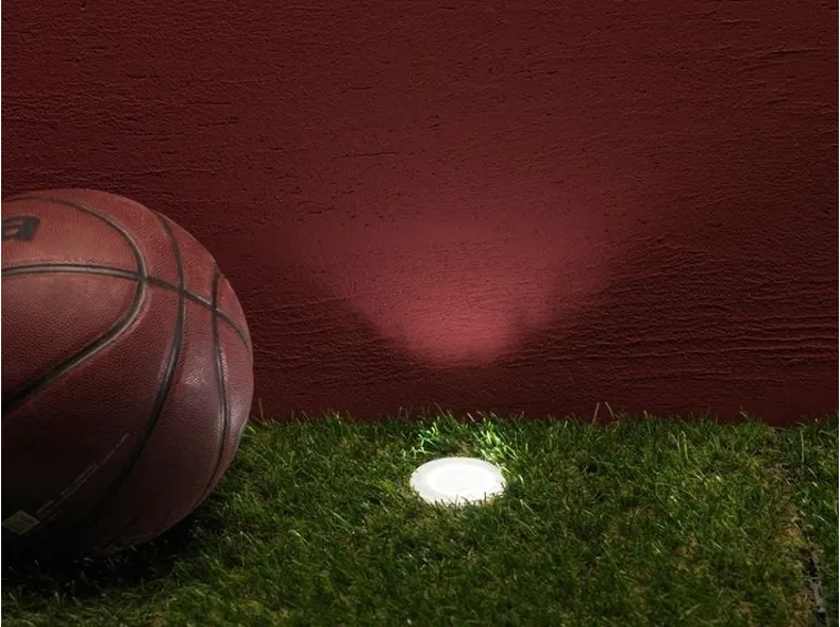 Faretto incassato nel terreno erboso