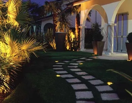 Le lampade da giardino sono molto differenziate tra di loro e ogni zona del giardino ha la sua tipologia ideale.