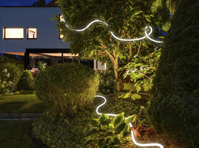 Fissaggi su ringhiere, grondaie e alberi senza danneggiare nulla (foto Illuminazione giardino Adriani e Rossi Flash)