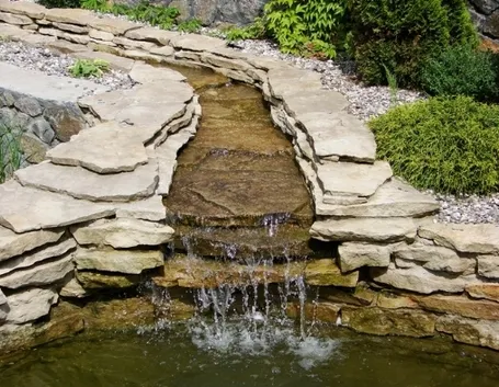 cascata in laghetto