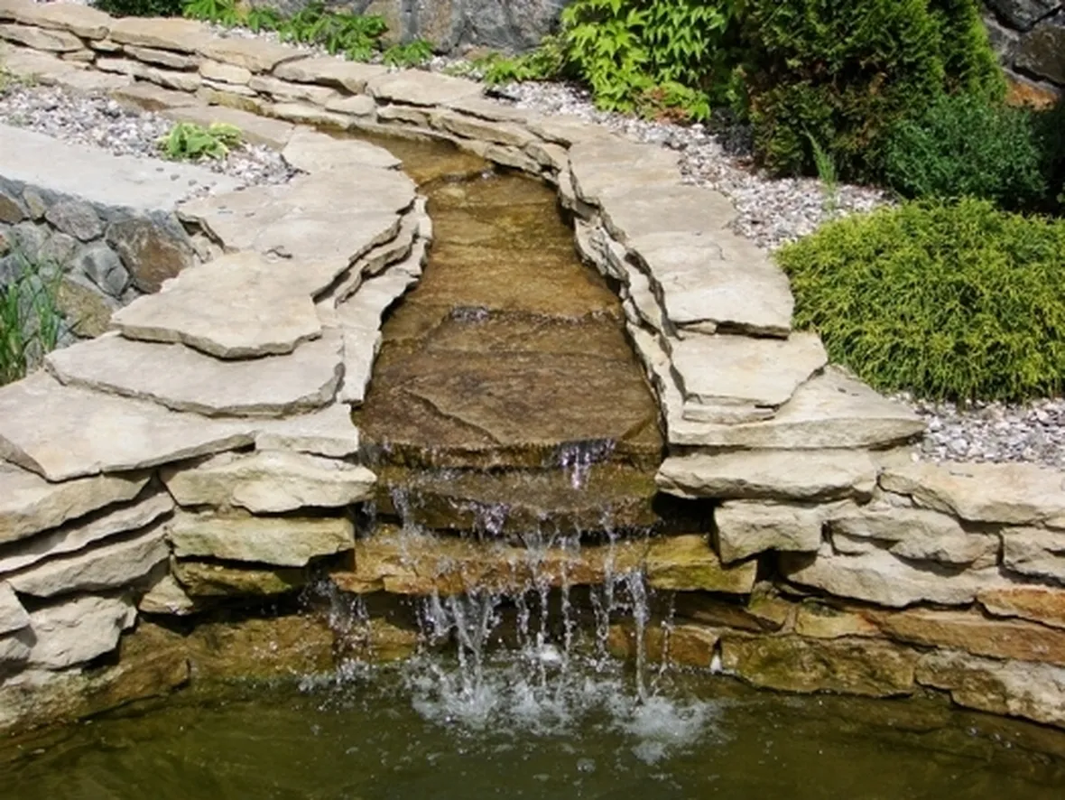 cascata in laghetto