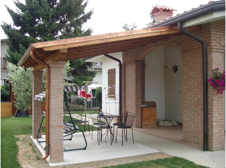 Tettoia in legno e mattoni