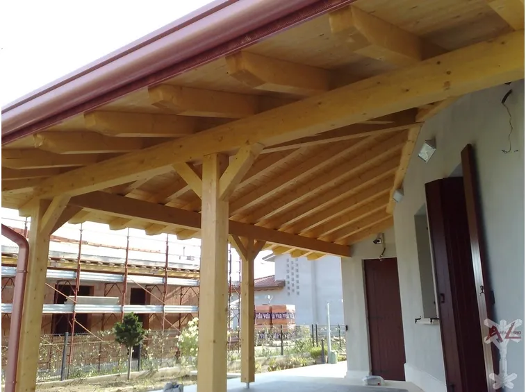 Tettoia angolare in legno