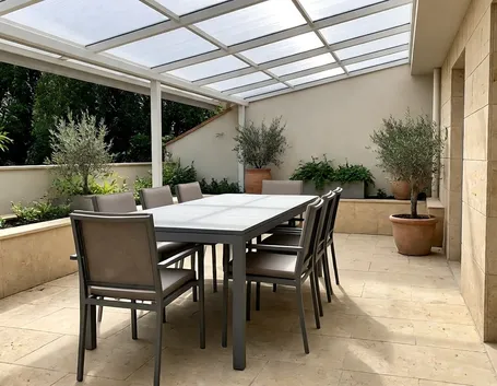 Copertura in vetro realizzata per un ambiente esterno