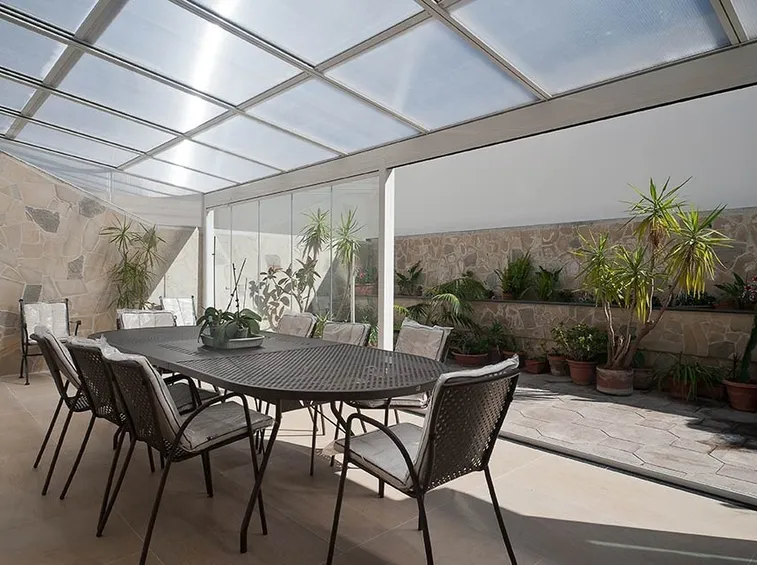 Copertura in vetro realizzata per un ambiente esterno