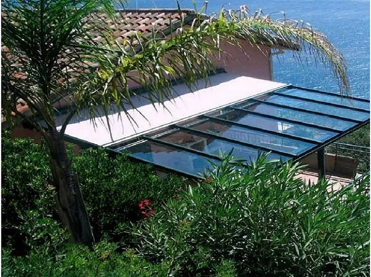 Copertura in vetro realizzata per un terrazzo all’aperto