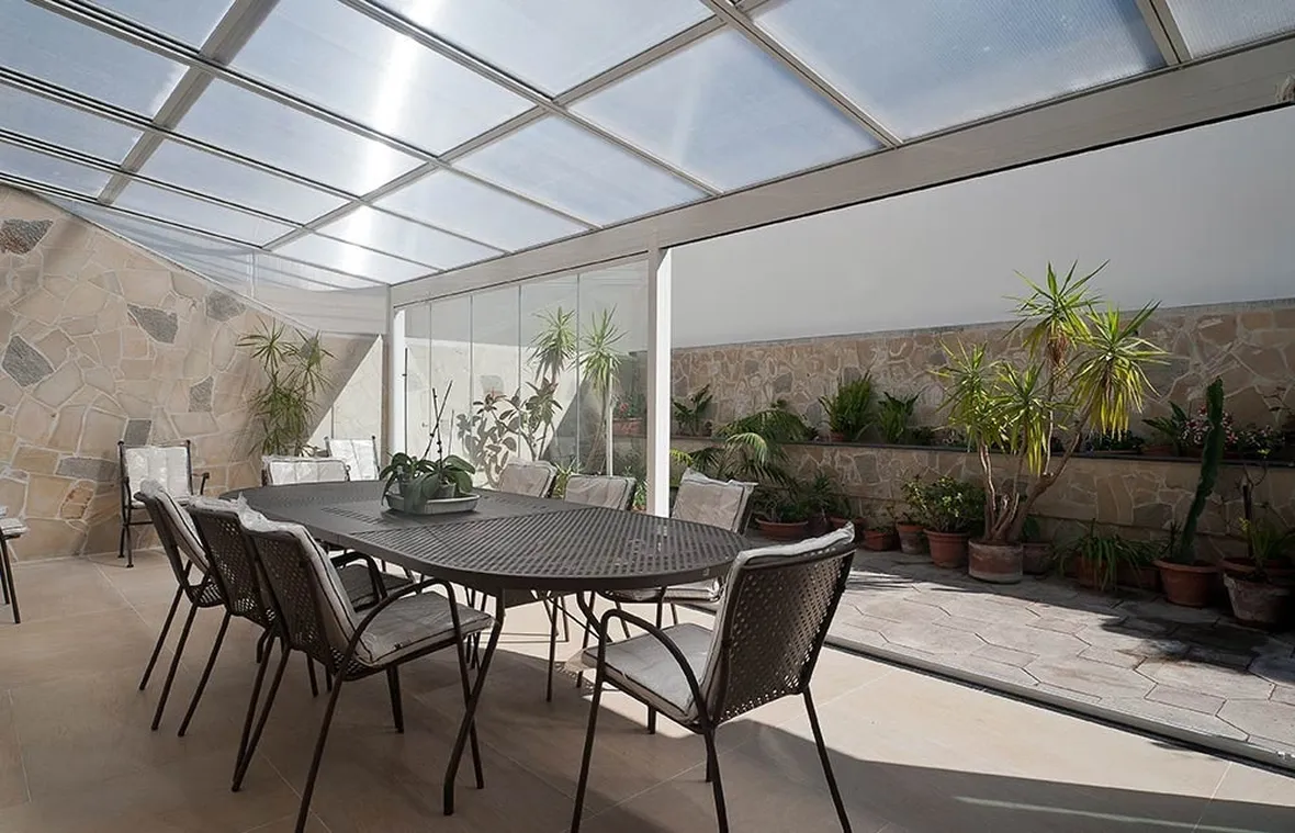 Copertura in vetro realizzata per un ambiente esterno