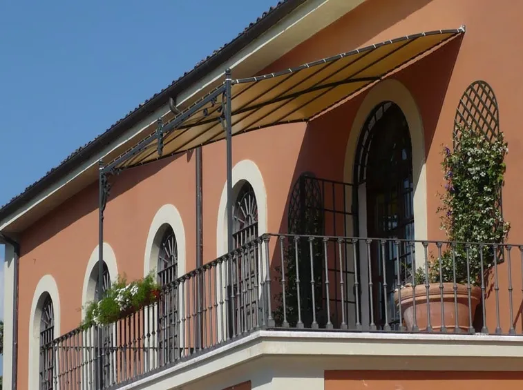 balcone con pergolato ornamentale
