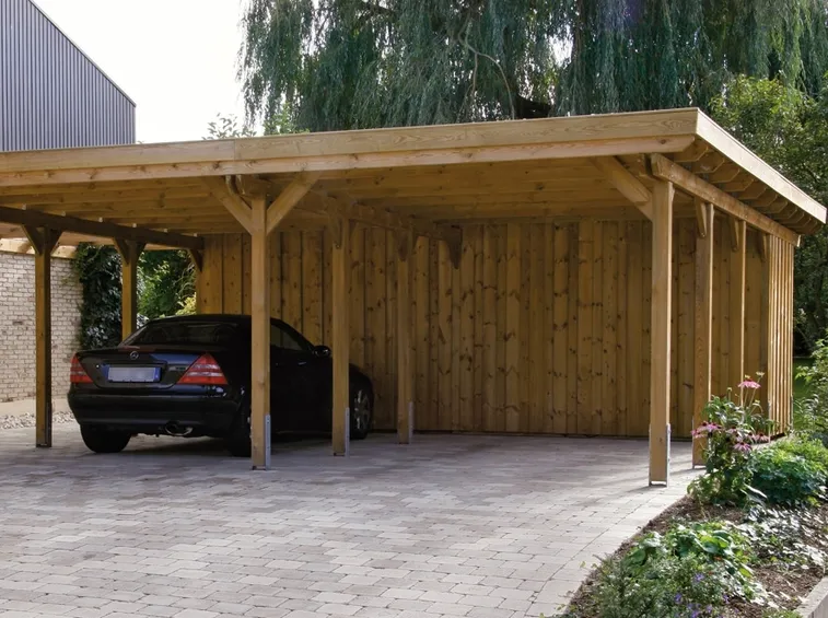 Tettoia in legno utilizzata come copertura per automobile