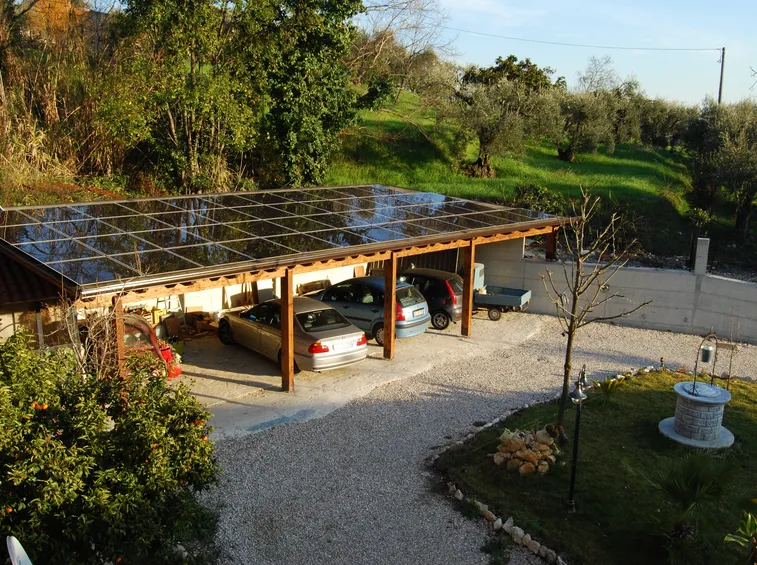 Esempio di pensiline fotovoltaiche utilizzate per coprire un parcheggio di automobili.