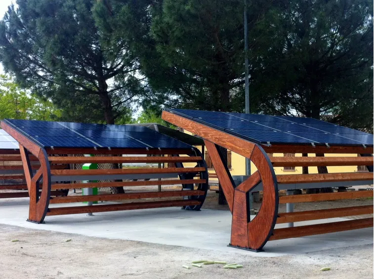 Esempio di pensilina fotovoltaica in legno.