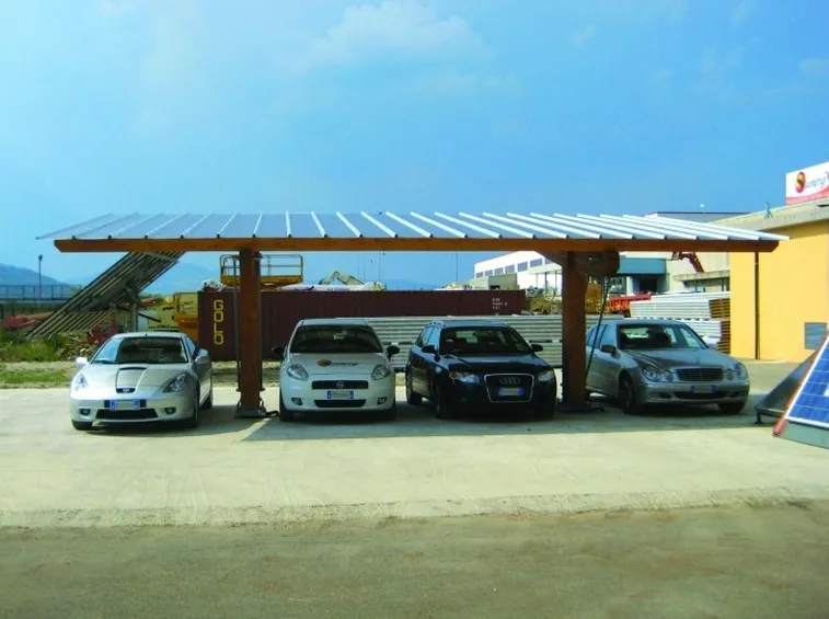 Le pensiline fotovoltaiche si integrano perfettamente nelle strutture urbane