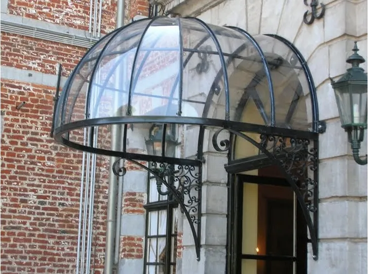 pensilina in ferro battuto a cupola