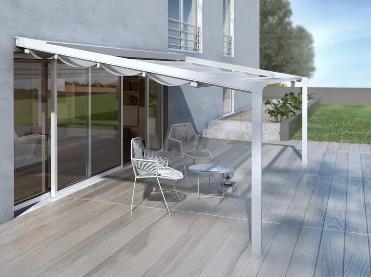 Chiusure laterali: vetrate scorrevoli, tende verticali e schermature (foto Pergola A100 Lux)