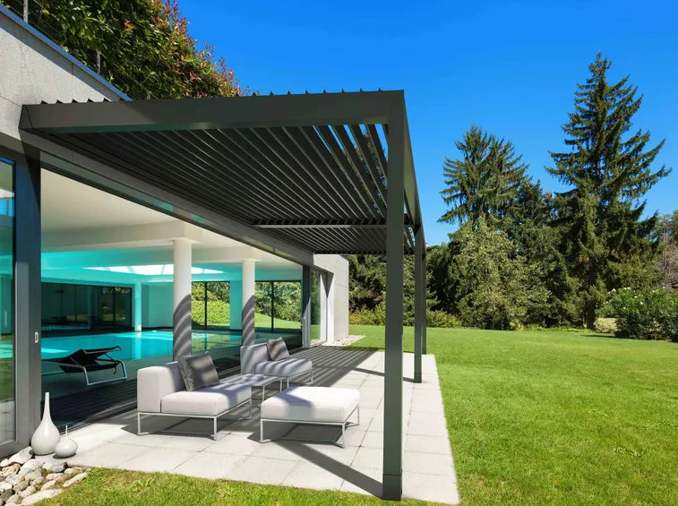 Neve, pioggia e vento: cosa verificare nel progetto e nella manutenzione (foto Pergola Kedry Plus A)