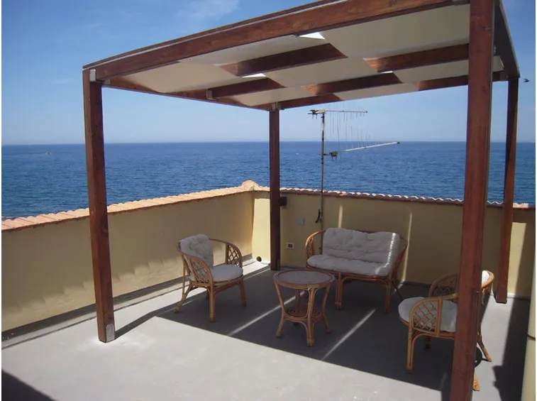 Una pergola in legno con copertura in pvc