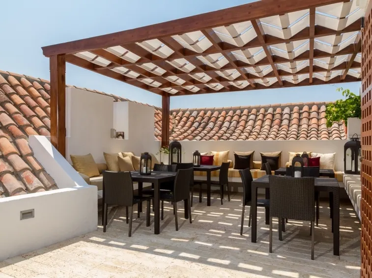 Un terrazzo trasformato in una vera e propria sala da pranzo