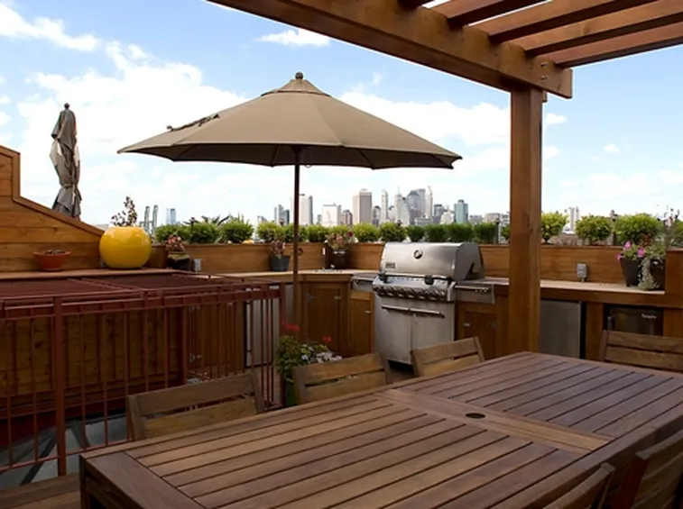 Un terrazzo perfettamente arredato per essere usato come cucina da esterno