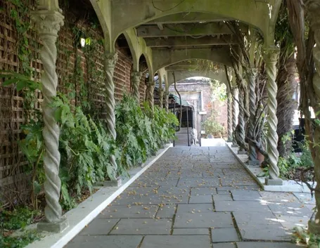 tettoie in pietra con pilastri ornamentali