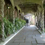 tettoie in pietra con pilastri ornamentali