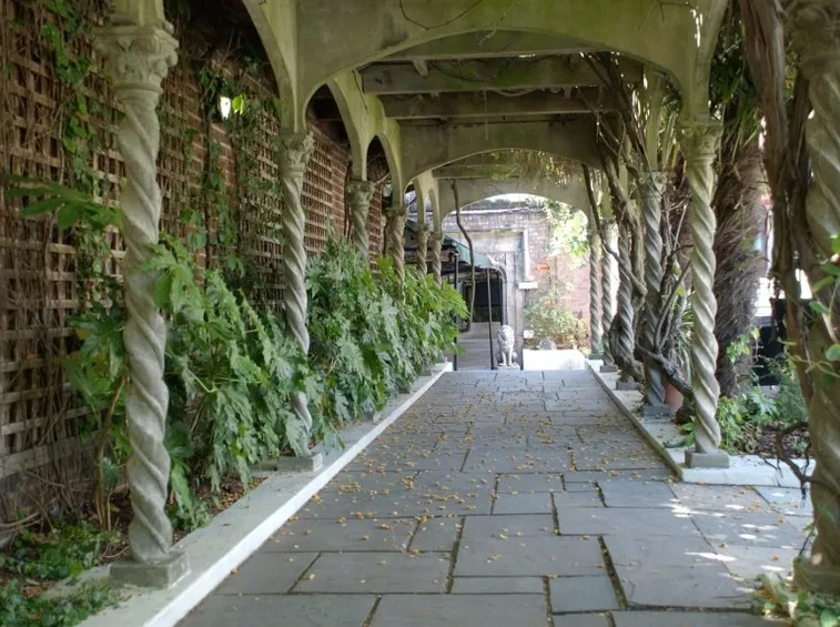 tettoie in pietra con pilastri ornamentali