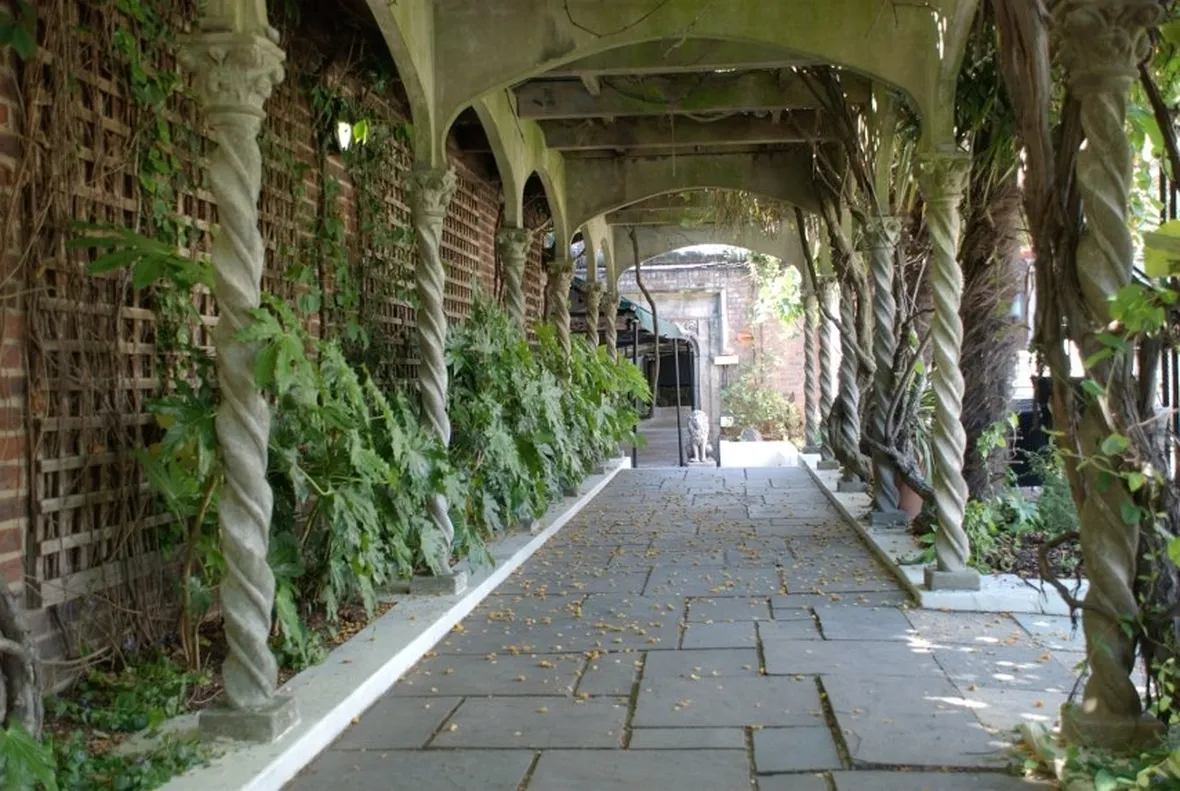 tettoie in pietra con pilastri ornamentali