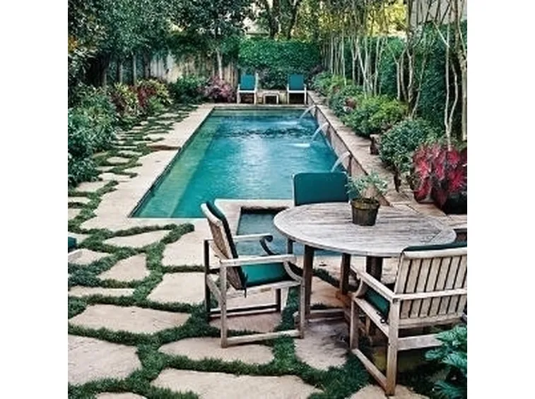 piscina con arredi.