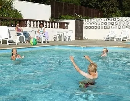 giocare in piscina.