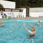 giocare in piscina.