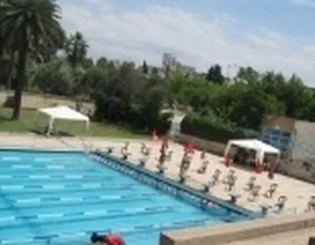 piscina con lettini.