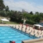 piscina con lettini.